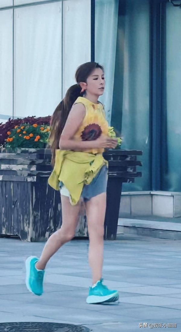 股市配资风云 51岁朱迅青岛跑步被偶遇，身材如少女，跑姿轻盈气质不凡！